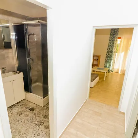 Reljic With Terrace Apartment *