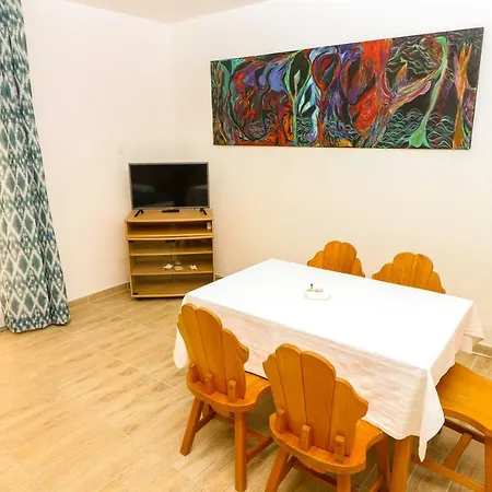 Reljic With Terrace דירה באסקה