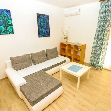 Reljic With Terrace דירה